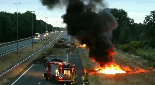 O autostradă din Ţările de Jos, blocată din cauza deşeurilor aruncate de fermierii protestatari