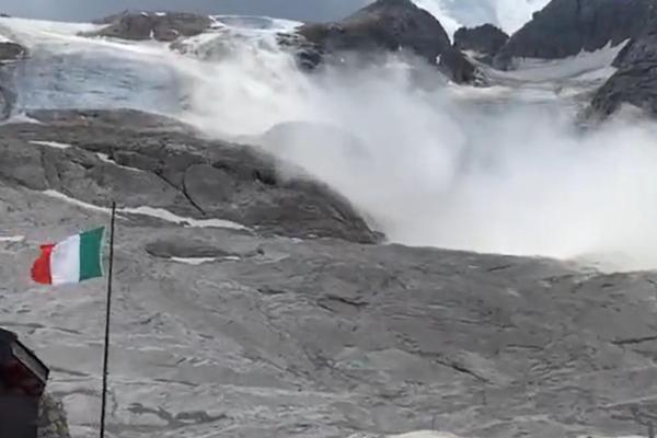 Cel puţin 5 oameni au murit în Alpi după prăbuşirea unui gheţar