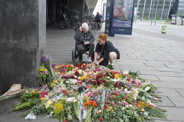 Altar de flori în faţa mall-ului în care a avut loc atacul