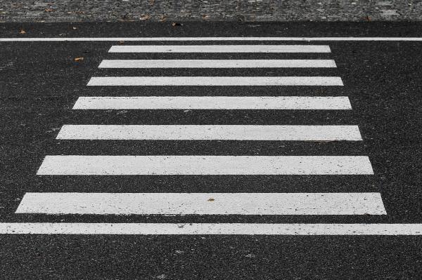 Trecerile de pietoni au fost înălţate cu 9 centimetri, pentru ca şoferii să fie nevoiţi să încetinească.