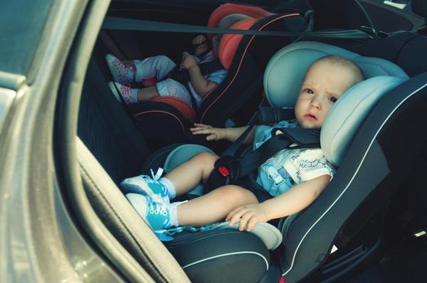 Gemeni de 1 an și 3 luni, blocaţi într-un autoturism din Focşani,