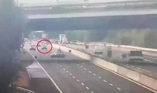 A intrat cu viteză maximă în maşina de poliţie. Accident înfiorător filmat pe o autostradă din Italia