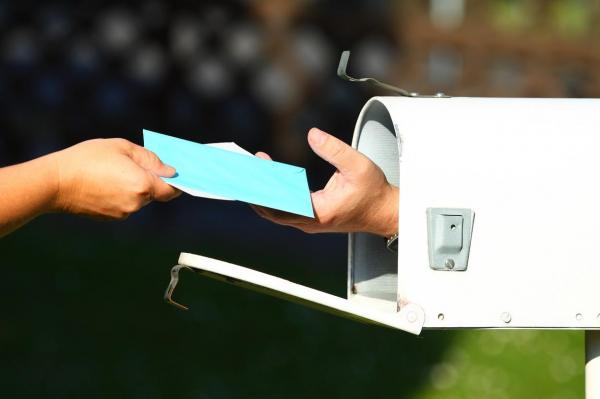 Cel mai îndrăgit poştaş din Franţa livrează corespondenţa cu barca: "Ne bucurăm mereu să-l vedem"