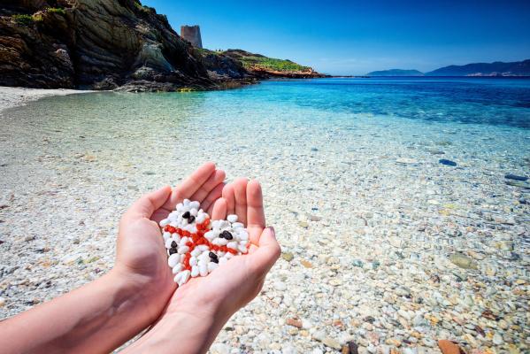 Turiștii români, polonezi, suedezi sau spanioli au plecat din Sardinia cu 22kg de nisip și pietricele