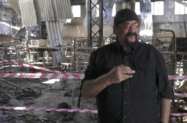 Steven Seagal filmează un documentar despre războiul din Donbas: "Lumea nu ştie adevărul despre cele întâmplate aici". Actorul a mers prima dată în închisoarea Olenivka