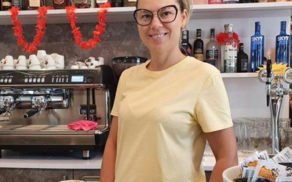 O româncă, proprietara unui bar în Italia, a avut parte de surpriza vieţii sale, după ce a uitat localul deschis. A doua zi, Anca a găsit un bilet pe tejghea