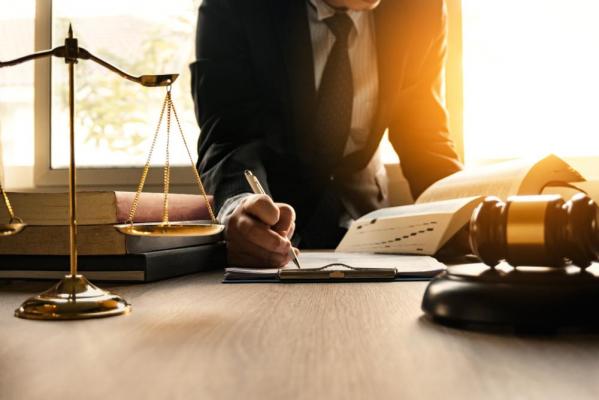 S-a luptat 22 de ani pentru 1 leu. Un avocat a mers până în pânzele albe ca să demonstreze că a fost înşelat, în India