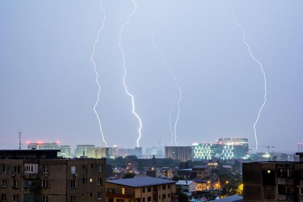 fulgere în București