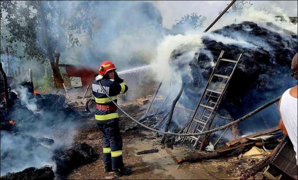 Focul a fost stins de pompieri după o intervenţie de trei ore şi jumătate
