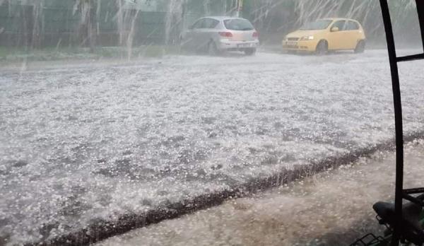 Meteo: Ploile torențiale și vijeliile continuă. Mai bine de jumătate de țară, sub cod galben de vreme rea, în următoarele ore