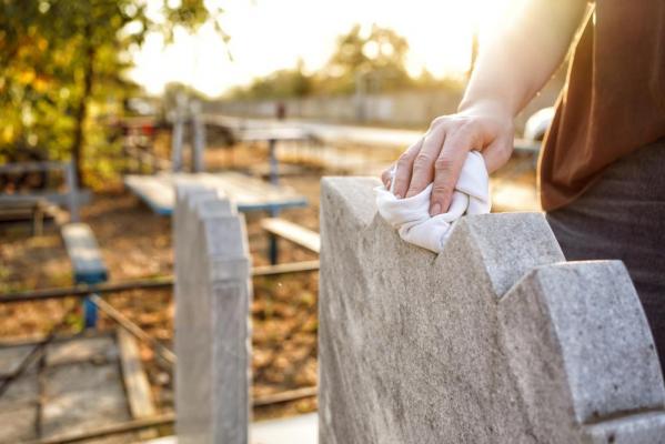 O femeie de 52 de ani a murit la mormântul fiului ei. Un adolescent de 17 ani, din Texas, a fost cel care a ucis-o fără milă
