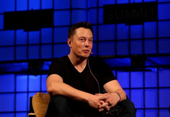 Elon Musk a glumit pe Twitter că va cumpăra clubul de fotbal Manchester United: "Erau preferații mei când eram copil"