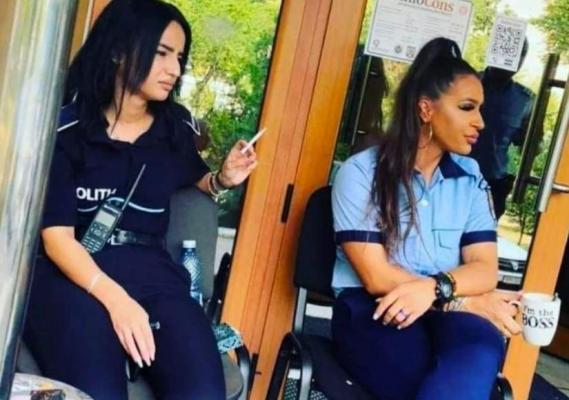 Anchetă după ce o fotografie cu două poliţiste la cafea şi ţigară a devenit virală: "Care este Siguranță și care este Încredere?"