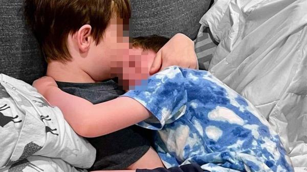 Un băieţel de 15 ani îşi consolează în lacrimi fratele mai mic, după ce i-a spus că are cancer în stadiu terminal