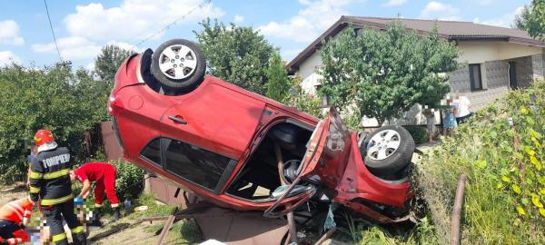 Accident teribil în Giurgiu. Doi tineri de 18, respectiv 16 ani au scăpat cu viaţă după ce maşina în care se aflau s-a răsturnat şi un stâlp a străpuns parbrizul