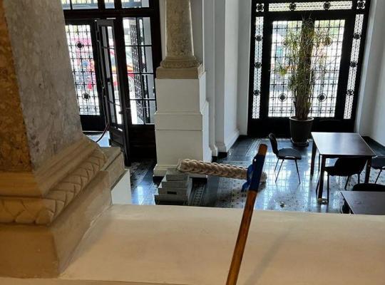 Un copil de 7 ani a fost rănit în sediul Primăriei Capitalei, după ce o statuetă a căzut pe el