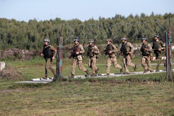 Unii combatanți apelează la rude, colegi sau campanii internaționale pentru a face rost de echipamentul necesar.