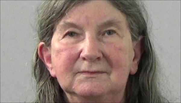 Pensionara din Anglia a fugit de la locul crimei și-a lăsat fiica să descopere cadavrul tatălui său