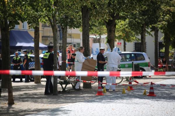 O femeie a scos sabia pe stradă la trecători, într-un orăşel din Germania. Trei persoane au fost duse la spital