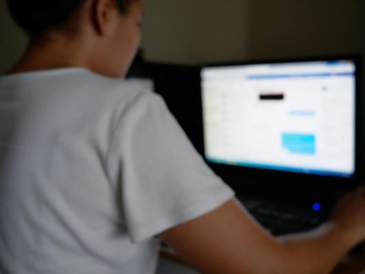 Tânărul le furase din computere imagini compromiţătoare