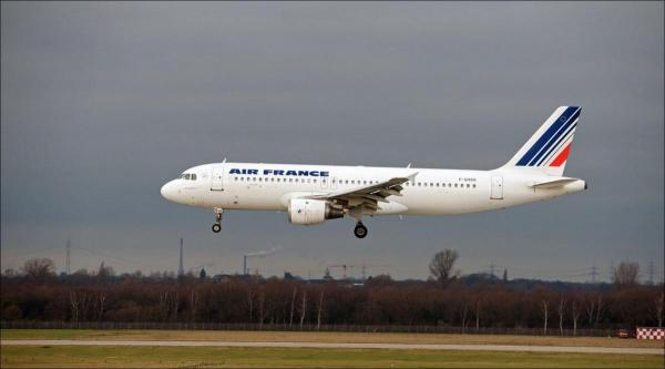 Un al treilea membru al echipajului a fost nevoit să stea lângă ei, pe toată durata zborului