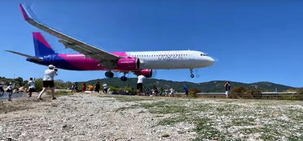 Imagini spectaculoase în Grecia. Au avion de pasageri zboară la doar câţiva metri deasupra turiştilor aflaţi pe plajă
