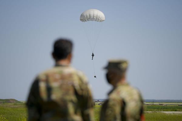 MApN face angajări: Se caută 60 de paraşutişti. Ce condiţii trebuie să îndeplinească cei dornici de o carieră militară