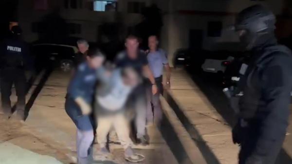 "Staţi ca proştii? Trage!". Reacţia bărbatului din Botoşani, prins după ce şi-a înjunghiat soţia în somn, lângă inimă. Femeia depusese actele de divorţ