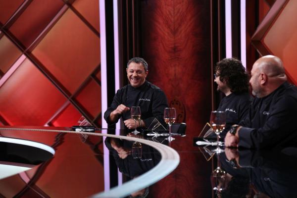Chefi la cuțite. A cincea ediție, lider detașat de audiență. În seara aceasta, o concurentă îi emoționează pe Chefi cu destăinuirile sale