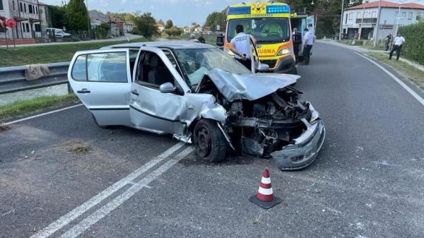 Fetiță româncă aruncată din mașină pe asfalt, după un accident în Italia. Mama copilei a pierdut controlul volanului și s-a izbit cu mașina de un stâlp