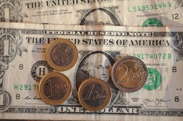 Dolarul și euro se apreciază în fața leului românesc. Cum au evoluat restul valutelor internaționale