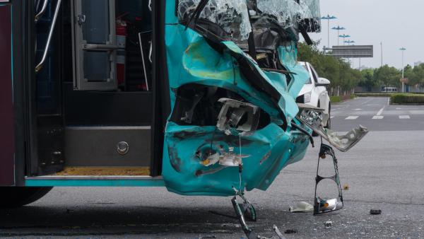 27 de morți, în China, după ce un autobuz "s-a răsturnat pe-o parte". Este cel mai mortal accident rutier din ţară de la începutul anului