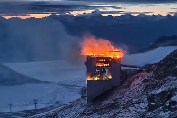 Incendiu la 3.000 de metri altitudine, în Alpii Elveţieni