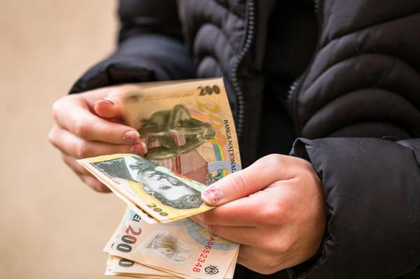 Jumătate dintre români şi-au restrâns cheltuielile în 2022 din cauza inflaţiei. Cât economisesc în medie pe lună