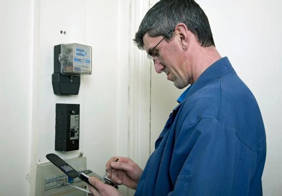 ANRE verifică modul de citire a indexului la curent. Cei 6 furnizori la care a demarat controale