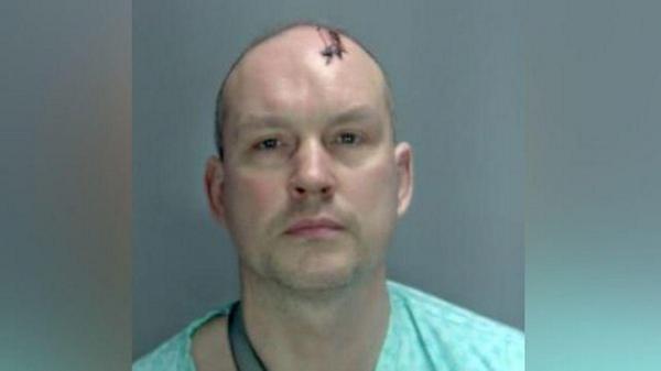 Bărbatul din Anglia şi-a ucis vecinul înjunghiindu-l de 17 ori