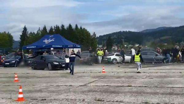 Spectator în scaun cu rotile, lovit puternic de o mașină la o cursă auto organizată pe Aerodromul Floreni