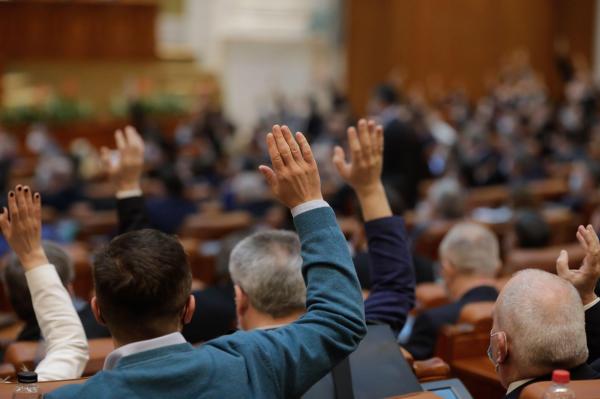 Majorarea salariilor demnitarilor, la vot la Camera Deputaţilor. Coaliţia a decis ca doar cei din administraţia locală să primească salarii mărite