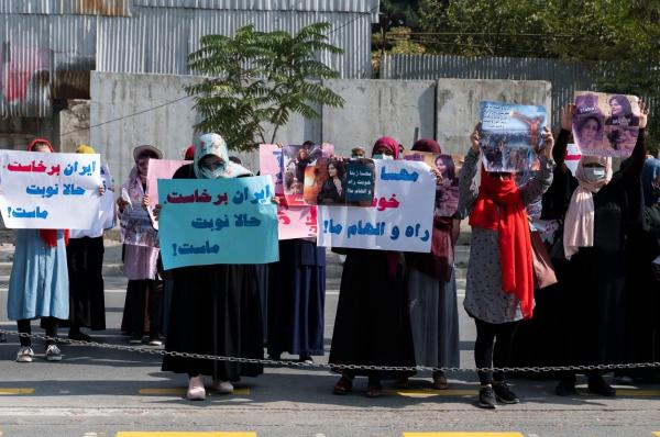Femeile din Afganistan au ieșit în stradă pentru a le susține pe iranience. Talibanii au tras focuri de armă și le-au lovit pe manifestante
