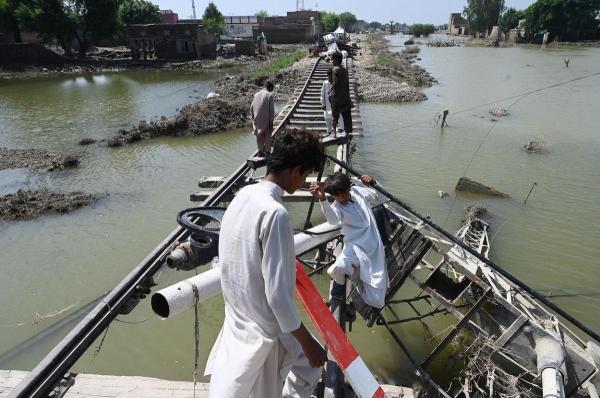 Bilanţul negru din Pakistan creşte cu încă 57 de morți, dintre care 25 copii. Inundaţiile catastrofale au ucis deja 1.200 de oameni