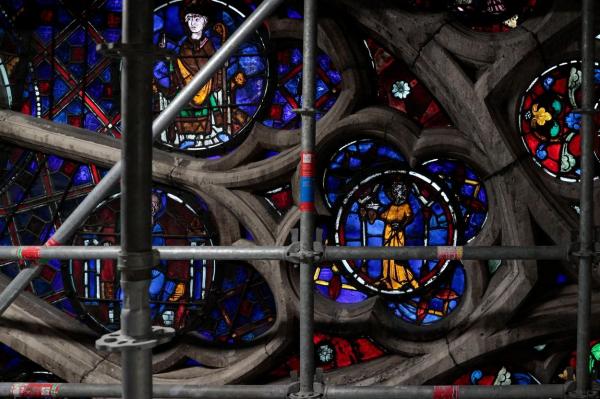 A început restaurarea vitraliilor deteriorate de fum de la Notre-Dame, la mai bine de trei ani de la incendiul devastator