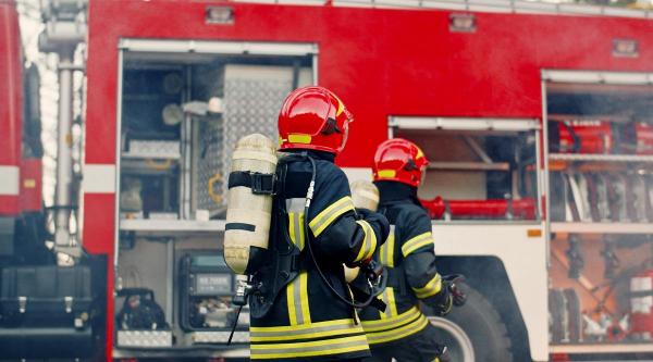 Mai multe echipaje au intervenit pentru stingerea focului