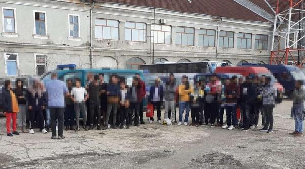 40 de migranţi găsiţi de poliţiştii de frontieră, ascunşi