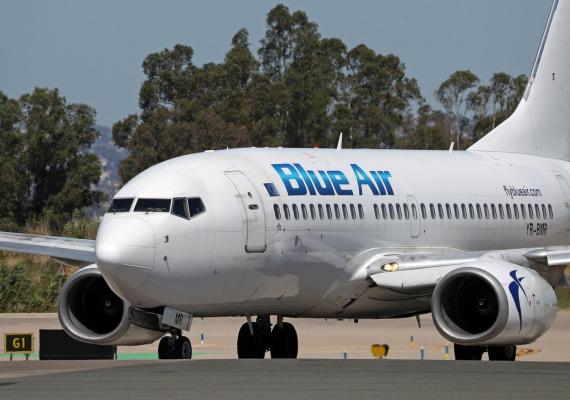 Deblocarea conturilor Blue Air nu rezolvă criza zborurilor anulate. Ce riscă pasagerii curselor programate de luni