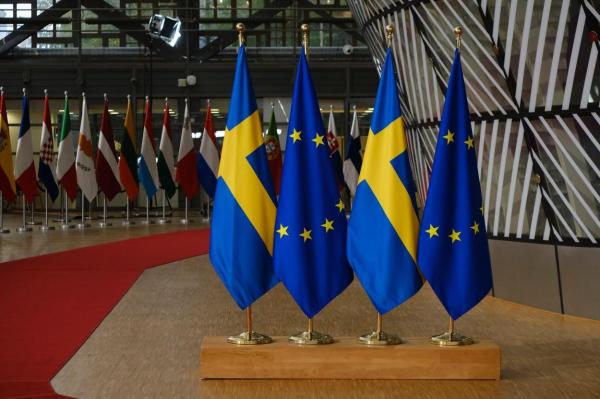 Steagul UE alături de cel al Suediei