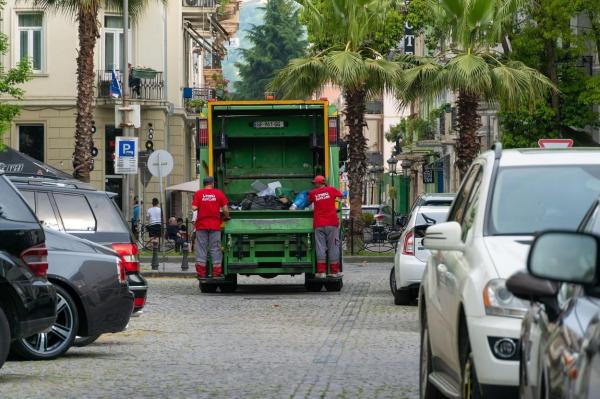Emil, un român care locuia pe străzi în Germania, s-a trezit aruncat în camionul de gunoi. „Am vrut doar să dorm”