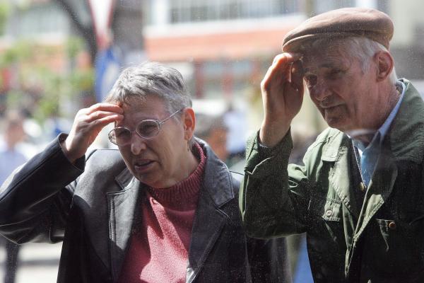 pensionari din România, privind prin vitrina unui magazin