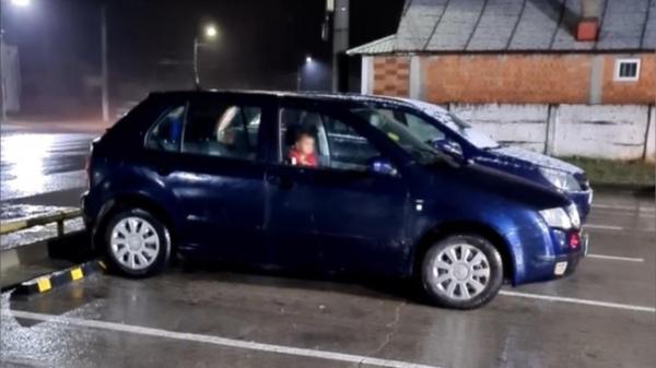 copilă lăsată singură în mașină într-o parcare din Prahova