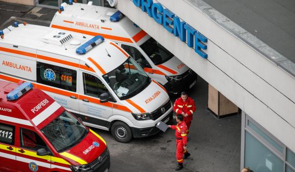 Un bărbat a ajuns la spital, după ce s-a urcat beat la volat și a intrat cu mașina într-un stâlp, în Neamț