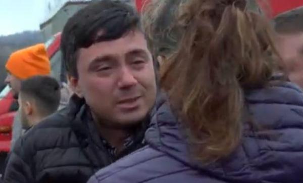„Cum, mă, cum să fie mort? Cum să fie mort?" Fratele unuia din minerii morți în accidentul din Gorj răpus de durere lângă locul tragediei